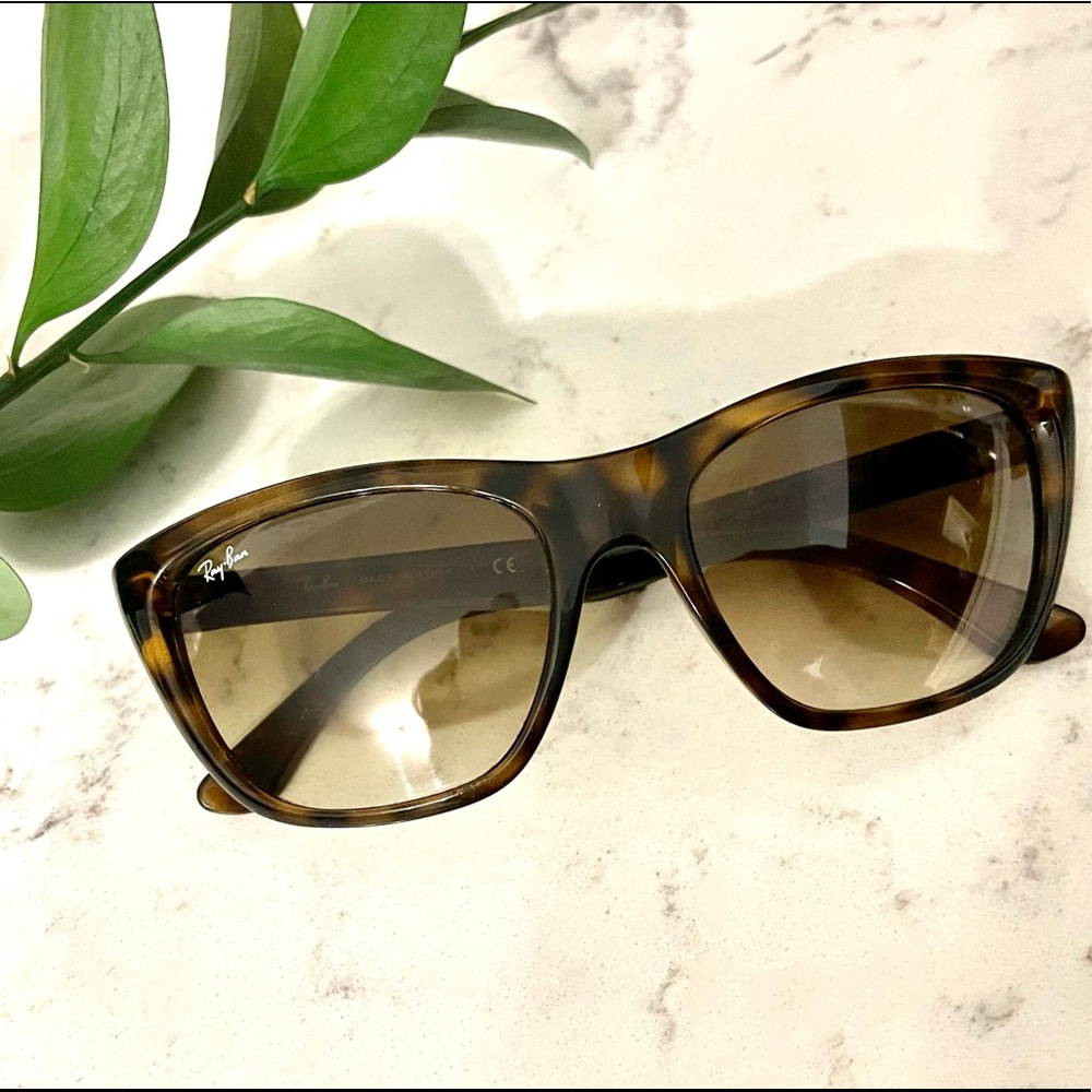 Used Ray-Ban RB 4154 Sunglasses